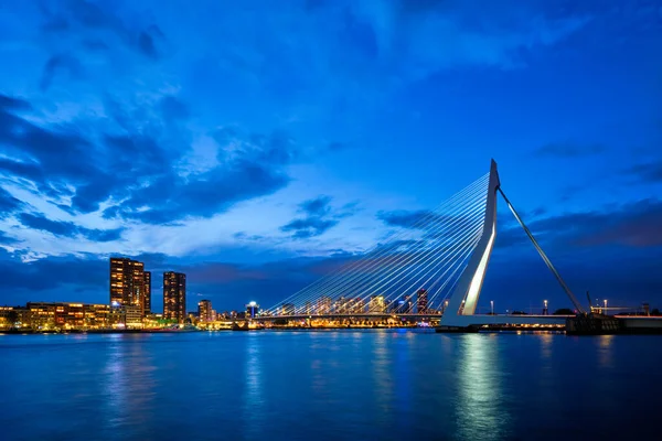 Blick auf die Erasmusbrücke Erasmusbrug und die Skyline von Rotterdam. Rotterdam, Niederlande — Stockfoto