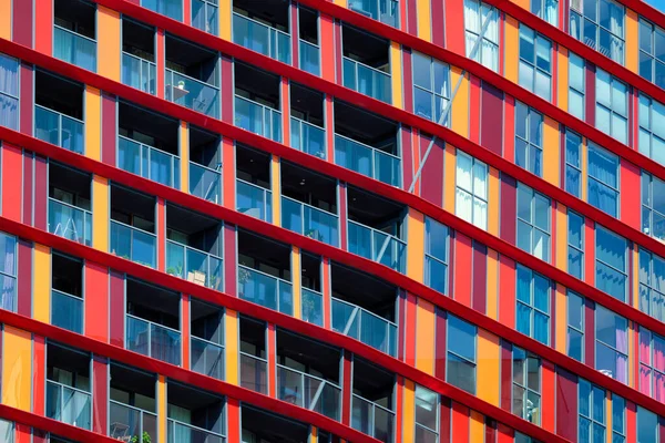 Moderní fasáda obytné budovy s okny a balkony. Rotterdam — Stock fotografie