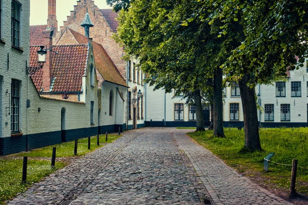 Begijnhof Beguinage en la ciudad de Brujas. Brujas, Bélgica — Foto de Stock