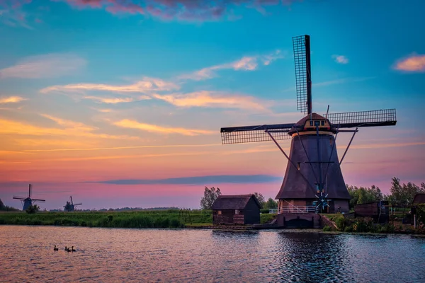 Moinhos de vento em Kinderdijk, na Holanda. Países Baixos — Fotografia de Stock