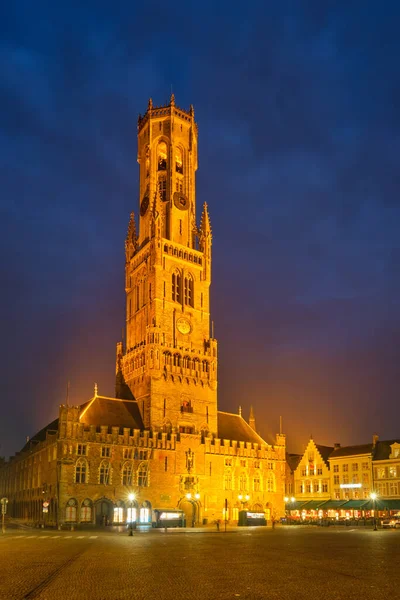 Torre Belfry e praça Grote markt em Bruges, Bélgica ao anoitecer no crepúsculo — Fotografia de Stock