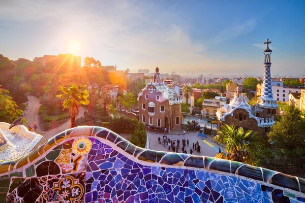 Barcelona vista da cidade de Guell Park. Vista do nascer do sol do edifício de mosaico colorido em Park Guell — Fotografia de Stock