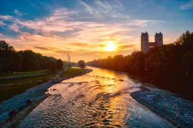 Reichenbach Köprüsü 'nden Isar nehri, park ve St. Maximilian kilisesi. Munchen, Bavyera, Almanya.