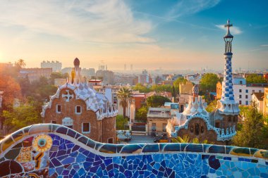 Guell Park 'tan Barselona şehir manzarası. Park Guell 'deki renkli mozaik binanın gün doğumu manzarası