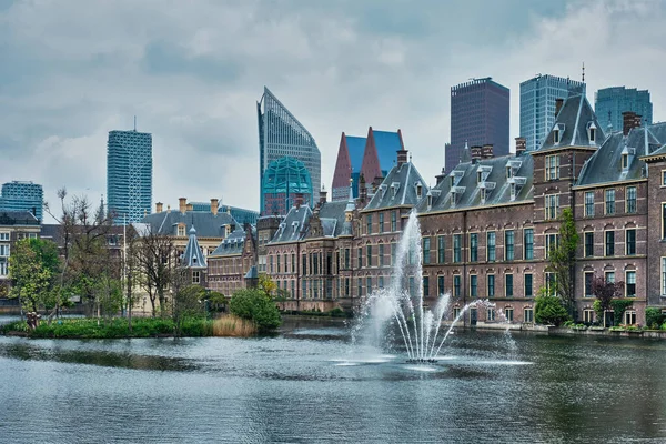 Hofvijver Lake and Binnenhof, The Hague — стокове фото