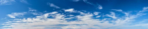 Blauer, klarer Himmel mit Wolken — Stockfoto