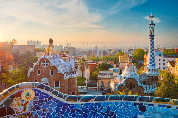 Vista de la ciudad de Barcelona desde el Parque Guell. Vista del amanecer del colorido edificio de mosaico en Park Güell — Foto de Stock