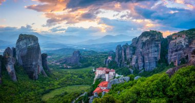 Günbatımı gökyüzü ve Meteora Manastırı