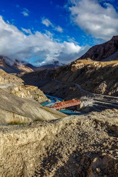 Most přes řeku Spiti. Spiti Valley, Himachal Pradesh, Indie — Stock fotografie