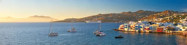 Zonsondergang in Mykonos, Griekenland, met cruiseschip en jachten in de haven — Stockfoto