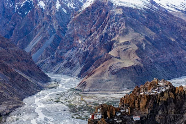 Monastry de Dhankar empoleirado em um penhasco em Himalayas, Índia — Fotografia de Stock