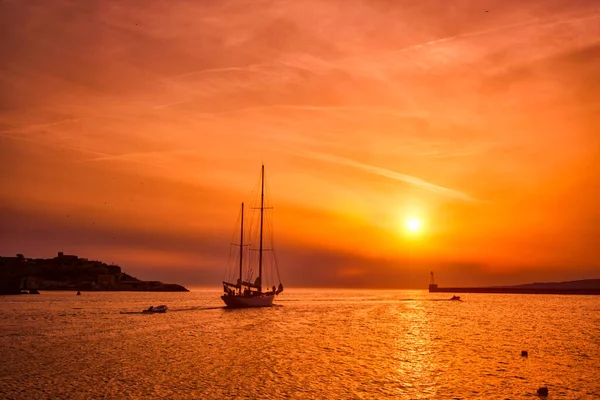 Barco en el puerto de Marsella al atardecer. Marsella, Francia — Foto de Stock