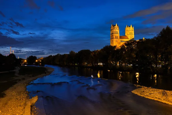 Isar river, park and St Maximilian church from Reichenbach Bridge. Munchen, Bavaria, Germany. — Stock Photo, Image