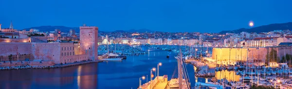 Marseille Old Port a Fort Saint-Jean v noci. Marseille, Francie — Stock fotografie