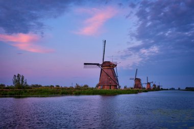 Hollanda 'daki Kinderdijk' te yel değirmenleri. Hollanda