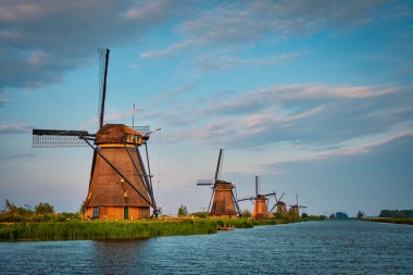 Hollanda 'daki Kinderdijk' te yel değirmenleri. Hollanda