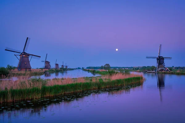 Windmolens bij Kinderdijk in Nederland. Nederland — Stockfoto