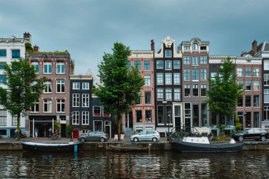 Amsterdam 'da evleri olan Singel Kanalı. Amsterdam, Hollanda