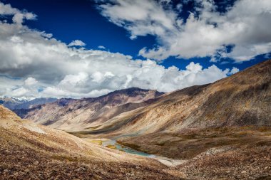Kardung La Geçidi yakınlarındaki Himalayalar 'ın manzarası. Ladakh, Hindistan