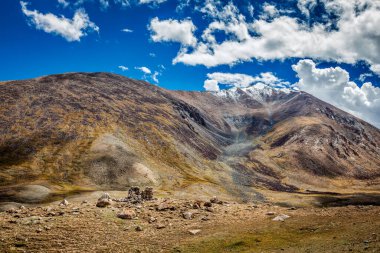 Kardung La Geçidi yakınlarındaki Himalayalar 'ın manzarası. Ladakh, Hindistan