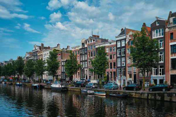 Singel kanál v Amsterdamu s domy. Amsterdam, Nizozemsko — Stock fotografie