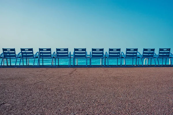 Berühmte blaue Stühle am Strand von Nizza, Frankreich — Stockfoto