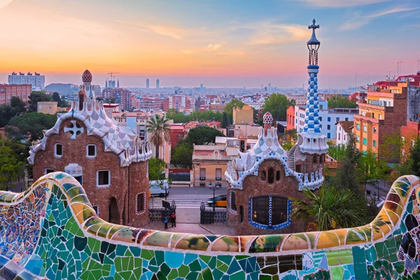 Uitzicht op de stad Barcelona vanaf Guell Park. Zonsopgang uitzicht op kleurrijke mozaïek gebouw in Park Guell — Stockfoto