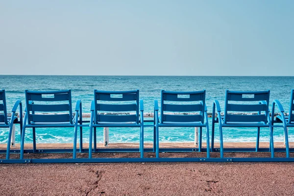 Berühmte blaue Stühle am Strand von Nizza, Frankreich — Stockfoto