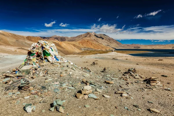 Cairn di pietra al lago Himalayano Tso Moriri, Ladakh, India — Foto Stock