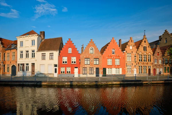 Canale e vecchie case. Bruges Brugge, Belgio — Foto Stock