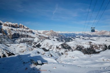 İtalya, Dolomites 'te kayak merkezi.