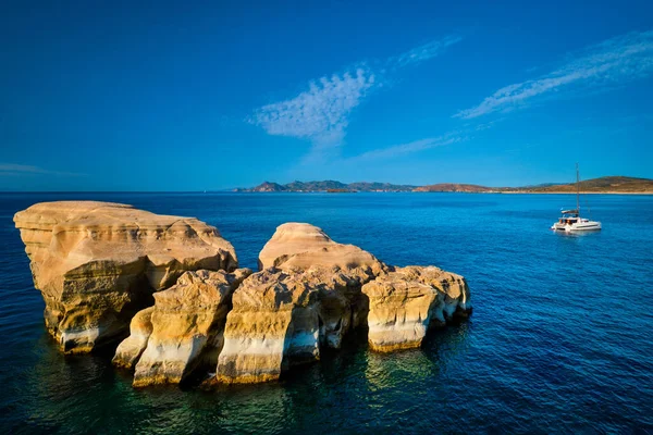 Iate em Sarakiniko Beach no mar Egeu, ilha de Milos, Grécia — Fotografia de Stock