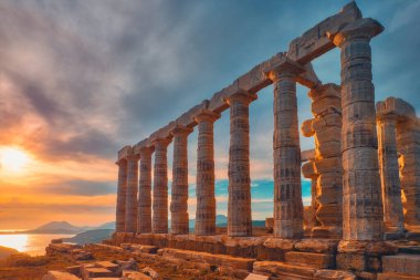 Günbatımında Sounio Burnu 'ndaki Poseidon tapınağı harabeleri, Yunanistan