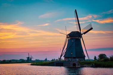 Hollanda 'daki Kinderdijk' te yel değirmenleri. Hollanda