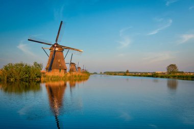 Hollanda 'daki Kinderdijk' te yel değirmenleri. Hollanda