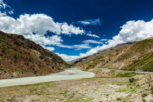 Río Chandra en el valle de Lahaul en el Himalaya —  Fotos de Stock