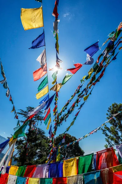 Bandiere di preghiera buddista lunga in McLeod Ganj, Himachal Pradesh, India — Foto Stock