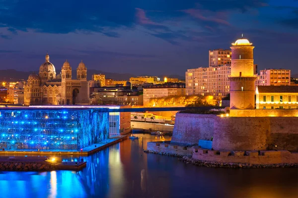 Marseille Old Port und Fort Saint-Jean in der Nacht. Frankreich — Stockfoto