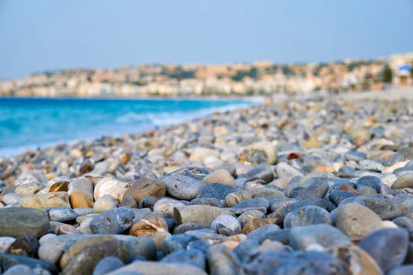 Spiaggia con ciottoli al mattino. Nizza, Francia — Foto Stock