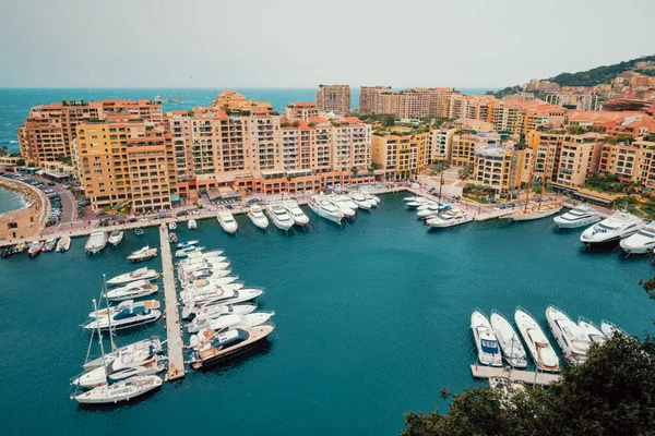 Порт с яхтами и катерами в Монте-Карло, Монако — стоковое фото