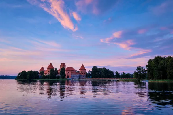 Zamek na wyspie Trakai, Jezioro Galve, Litwa — Zdjęcie stockowe