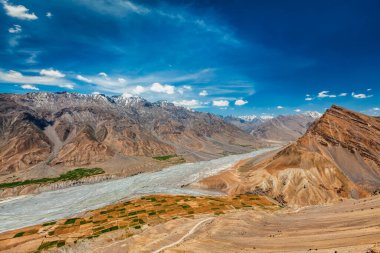 Himalayalar 'daki Spiti vadisi ve Spiti nehri manzarası.