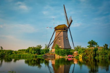 Hollanda 'daki Kinderdijk' te yel değirmenleri. Hollanda