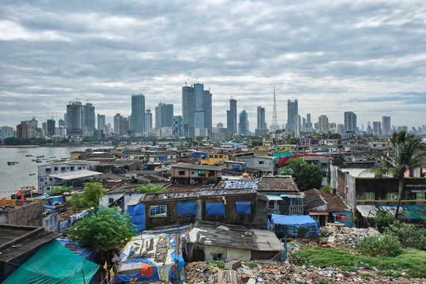 Vista de Mumbai skyline sobre favelas em subúrbio de Bandra — Fotografia de Stock