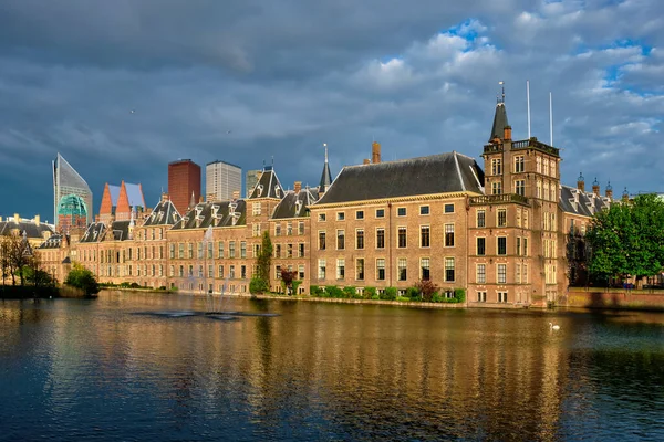 Hofvijver Lake and Binnenhof, The Hague — стокове фото