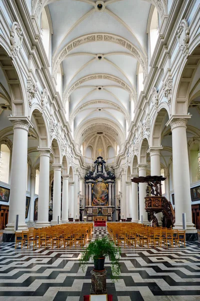 Brugge, Belçika 'daki St. Walburga Kilisesi' nin içinde. — Stok fotoğraf