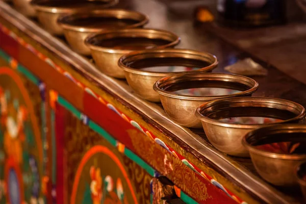 Tigelas Oferta de Água Tibetana no Mosteiro Budista Tibetano Likir gompa. Ladakh, Índia — Fotografia de Stock