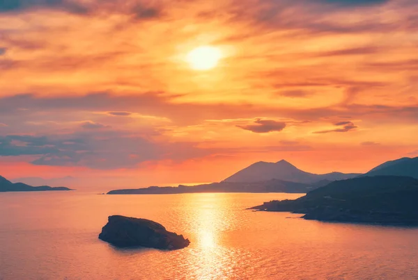Mer Égée avec vue sur les îles au coucher du soleil — Photo