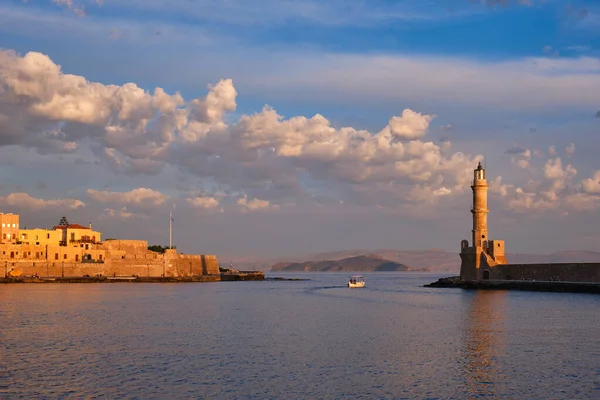 Boot im malerischen alten Hafen von Chania, Insel Kreta. Griechenland — Stockfoto