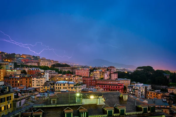 Vista nocturna de la ciudad de Génova en tormenta con iluminación. Génova, Italia —  Fotos de Stock